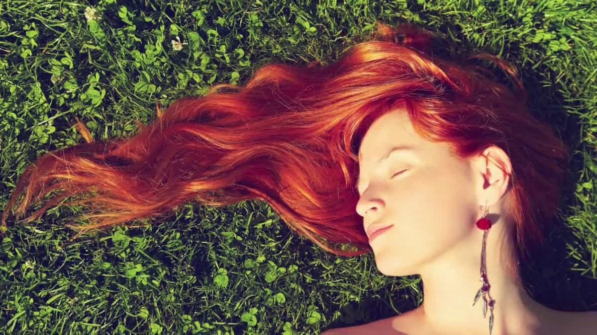 18-летняя девка с рыжими волосами отсасывает партнеру в саду