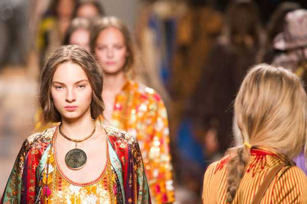Показ женской коллекции Etro весна-лето 2017 на Неделе моды в Милане