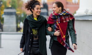 Как выбрать женский шарф и с чем его носить – 33 модных образа с фото