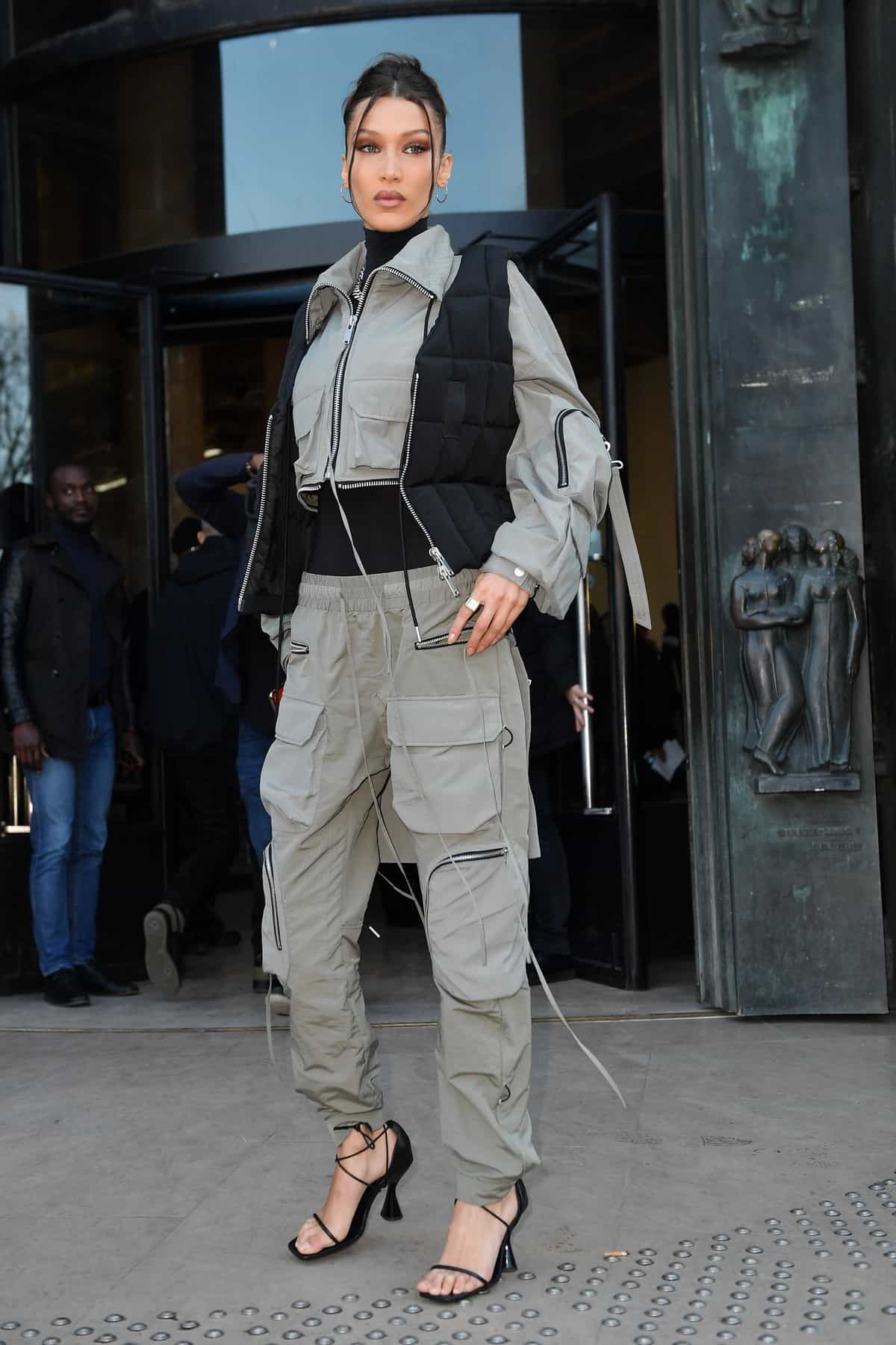 Белла Хадид в комплекте состоящем из брюк карго и утепленной куртки