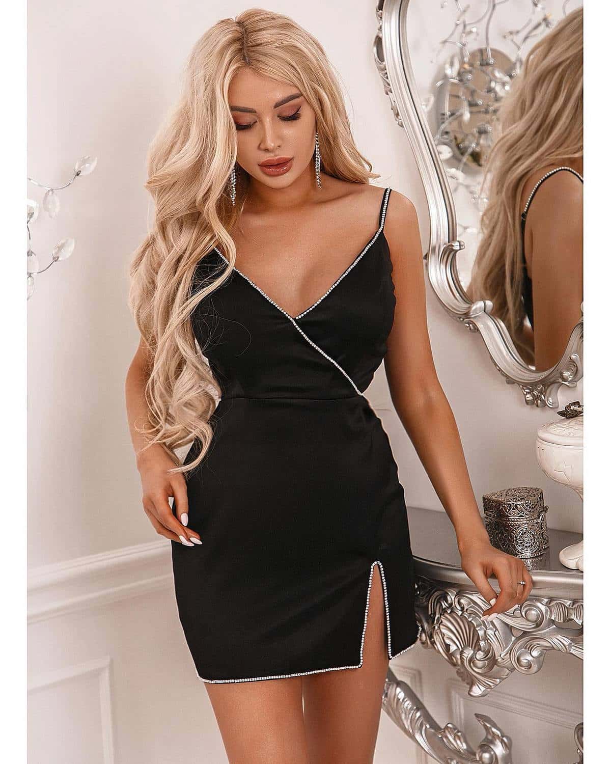 Короткое черное платье – идеально для блондинок