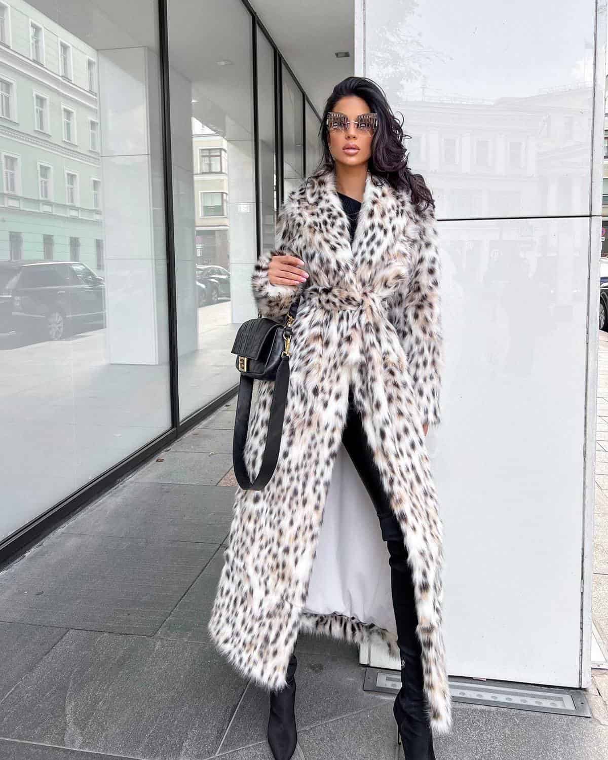 С чем носить женское леопардовое пальто: стильные образы года