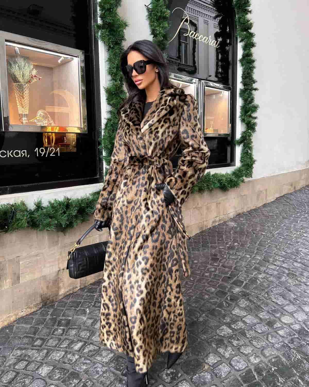 девушка в леопардовом пальто