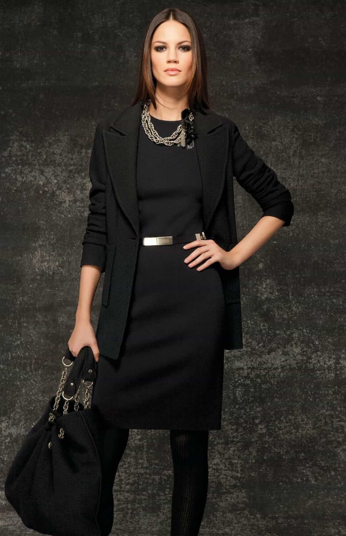 Темное деловое платье с поясом и пиджаком