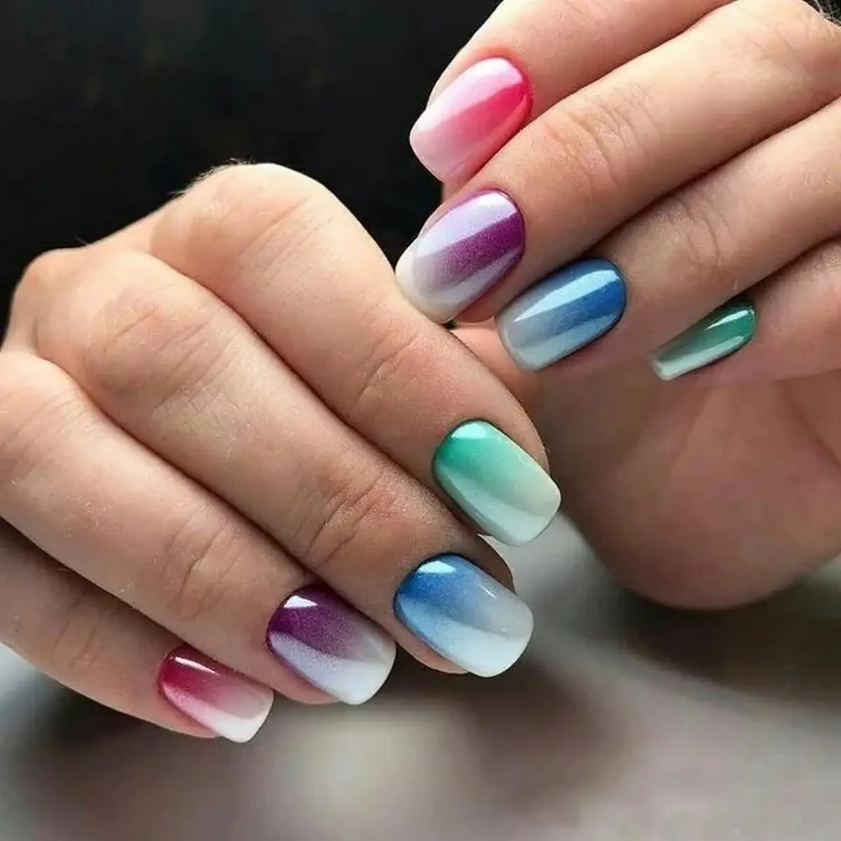 яркий разноцветный градиент маникюр на короткие ногти