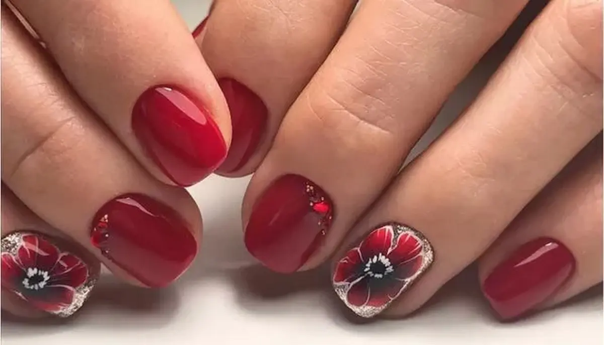 красный маникюр на короткие ногти с цветами