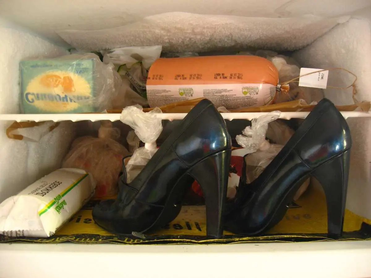 заморозка новых босоножек в холодильной камере